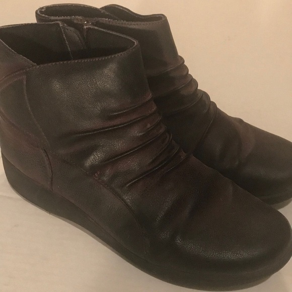 Clark’s Cloudsteppers Purple Booties. MCA1295G - Picture 7 of 8